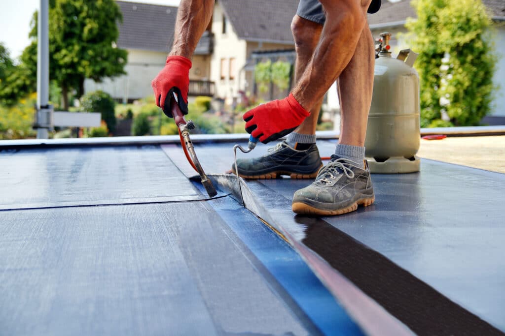 Cost to replace a flat roof per square foot