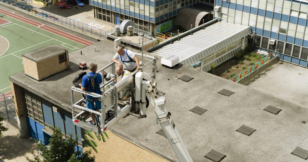 Cost to replace a flat roof per square foot